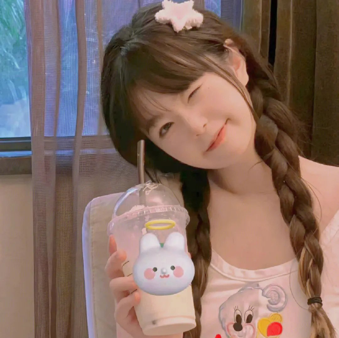她恨我